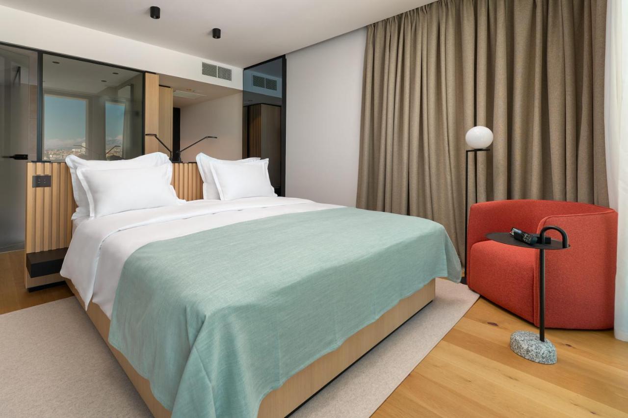 Hotel Ambasador Split Exteriér fotografie A bedroom at the Hotel