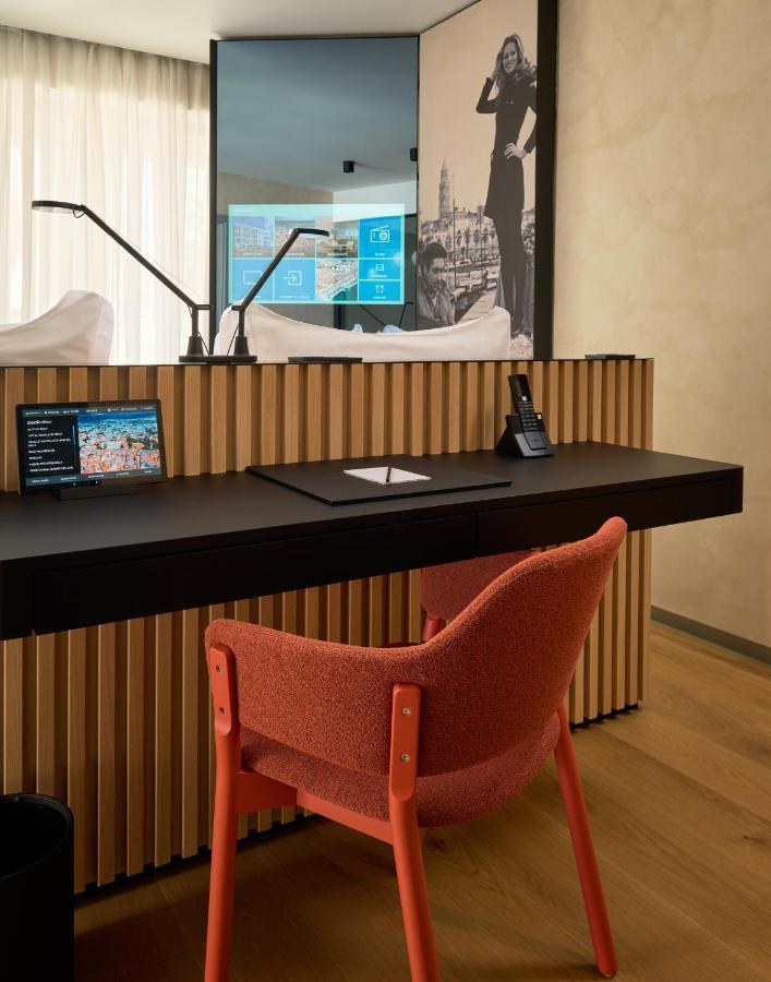 Hotel Ambasador Split Exteriér fotografie A room at the hotel
