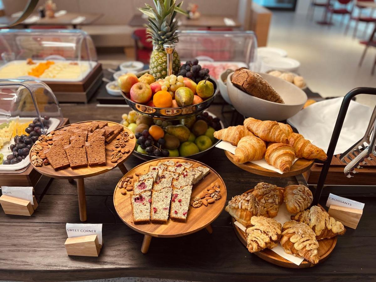 Hotel Ambasador Split Exteriér fotografie A selection of breakfast items at a hotel
