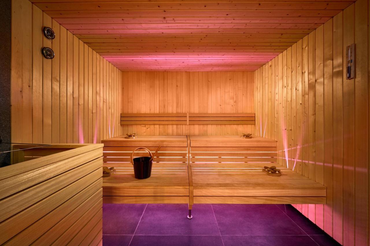 Hotel Ambasador Split Exteriér fotografie A Finnish sauna