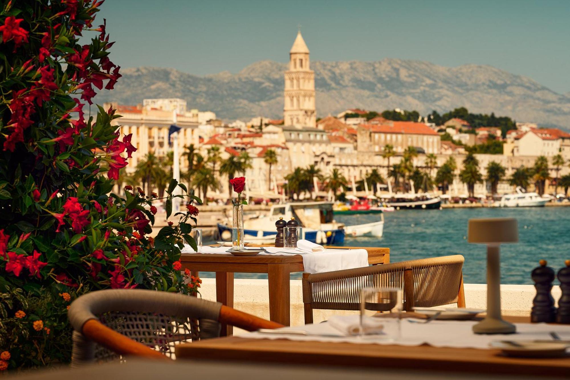 Hotel Ambasador Split Exteriér fotografie View of the Old Town of Split from the Hotel