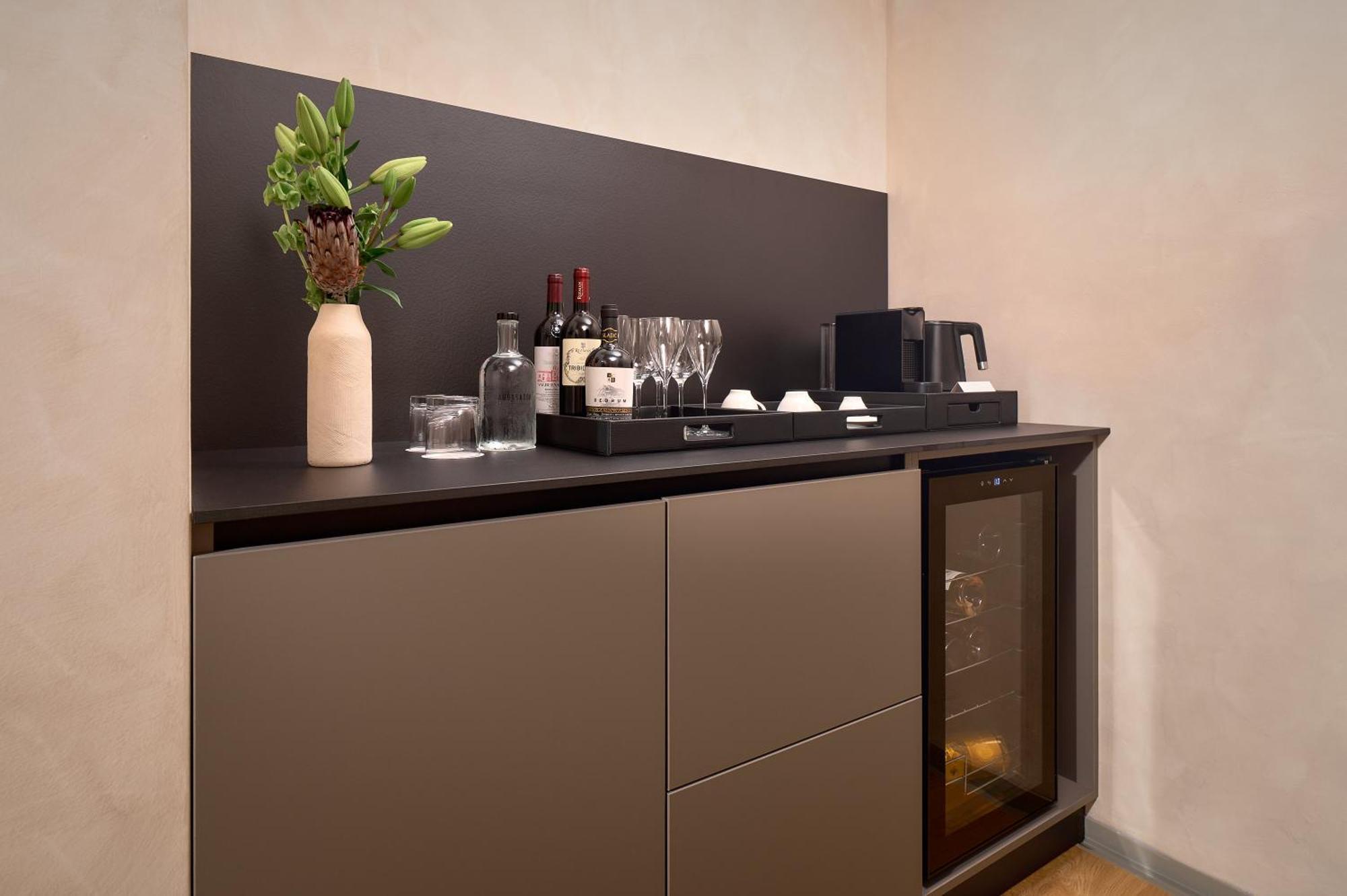 Hotel Ambasador Split Exteriér fotografie A wet bar in a hotel room